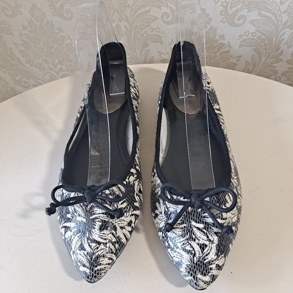 Tahari Blossom Size 9M Black/Cream Floral Pointed Toe Ballet Flats